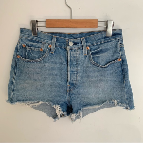 LEVI’S 501 CUT OFF DENIM SHORTS HIGH WAIST DISTRESSED MEDIUM LIGHT WASH BLUE 28 - Picture 2 of 6